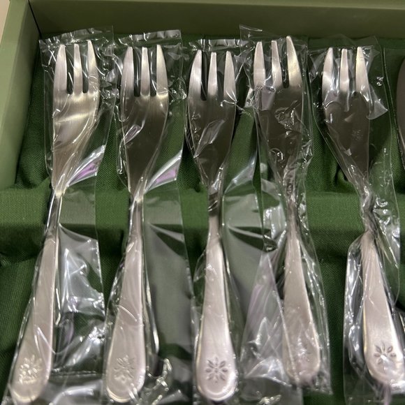 Sybilla 11-Piece Flatware Set! - Picture 3 of 8